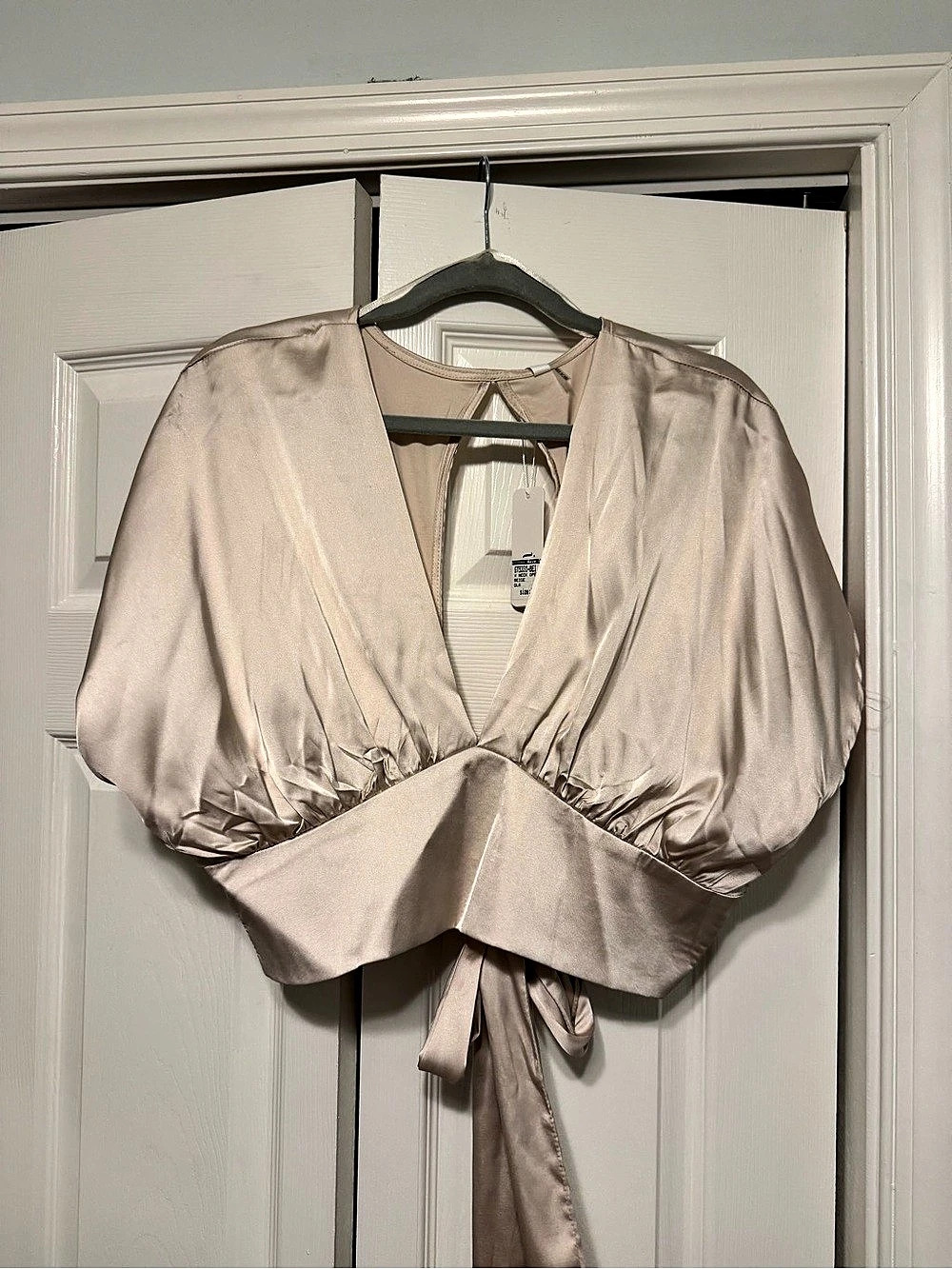 Wave One V Neck Open B Beige V-Neck Tie Front Top Size Large NWT